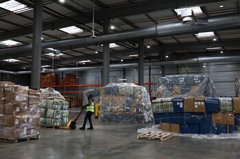 Un empleado transporta paquetes de