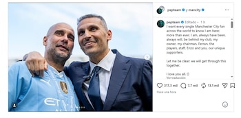 Captura de pantalla de Instagram que muestra a Pep Guardiola abrazando a Khaldoon Al Mubarak junto a un texto en inglés