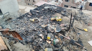Vista de una vivienda consumida por el fuego