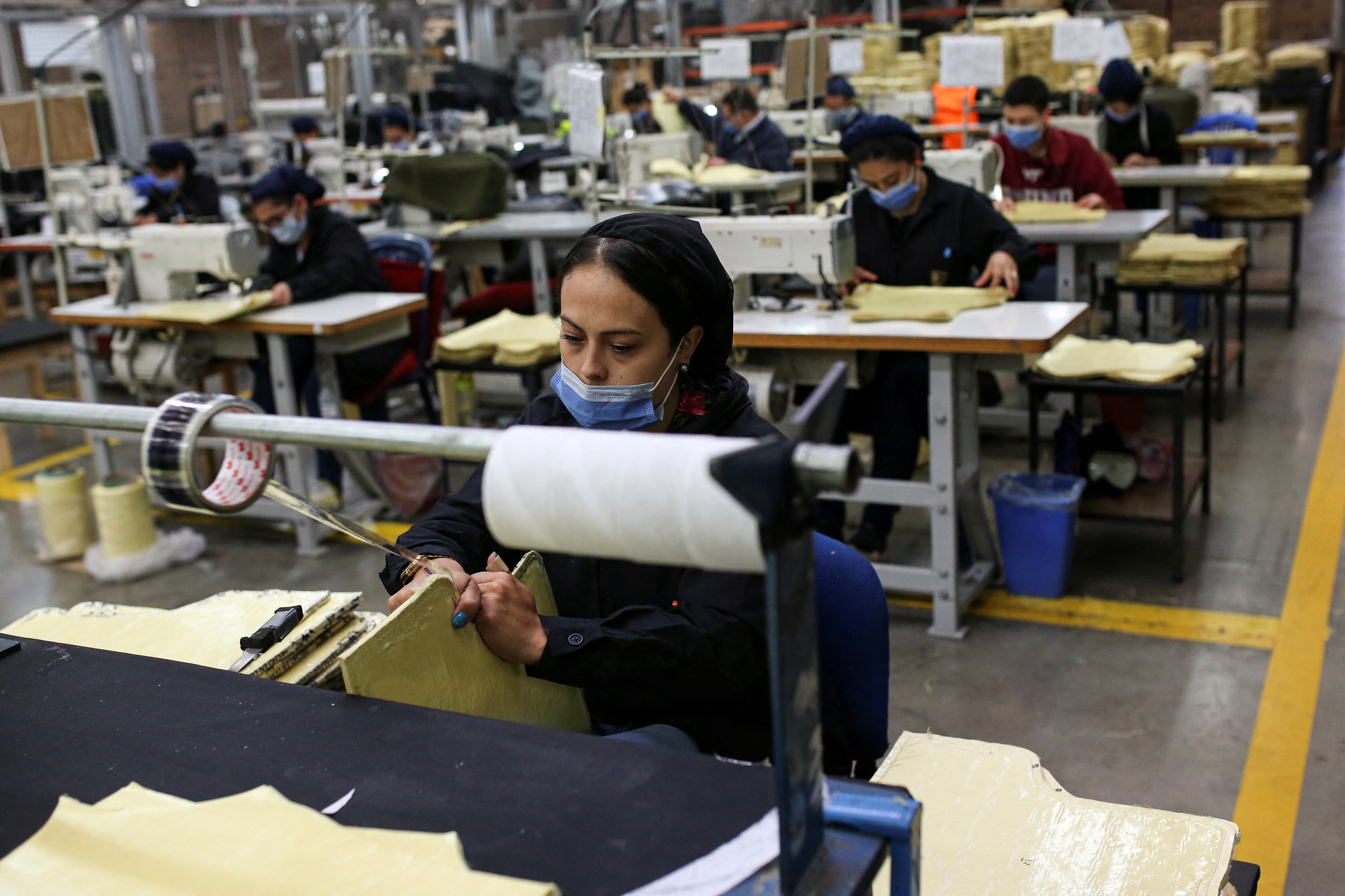 La industria manufacturera colombiana registra un avance moderado, con un crecimiento de 1,9% en producción y 2,4% en ventas en octubre - crédito Luisa Gonzalez/REUTERS