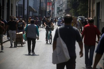Imagen de archivo de personas en una calle en medio de la pandemia de coronavirus, en Lima, Perú, Mayo 8, 2020 (REUTERS/Sebastián Castañeda)
