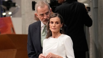 La reina Letizia hace pleno de blanco en la Sagrada Familia ante León XIV: repite el vestido de la misa inaugural en El Vaticano, cuando lo nombraron papa