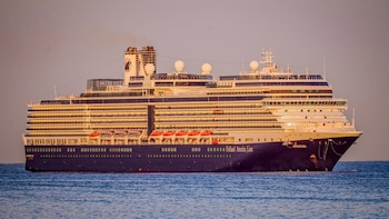 El crucero Eurodam arriba a El Salvador con más de dos mil pasajeros y pone al país en el mapa del turismo internacional