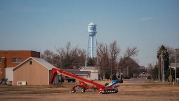 En Dakota del Sur, los vecinos sienten pena por el marido de Kristi Noem