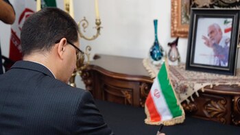 Arreaza firmó el Libro de