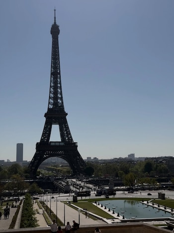 El carrusel de fotos de Ailén Cova y su hija Alaia en París