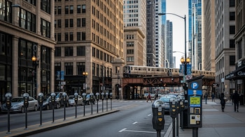 Dinámica urbana de Chicago: Tren elevado y parquímetros en el corazón de la ciudad - VisualesIA ScribNews