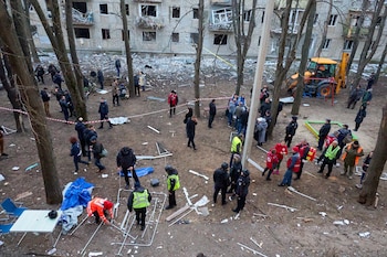 Fuerzas de seguridad en una zona de edificios dañada por proyectiles rusos en Járkov. EFE/EPA/SERGEY KOZLOV