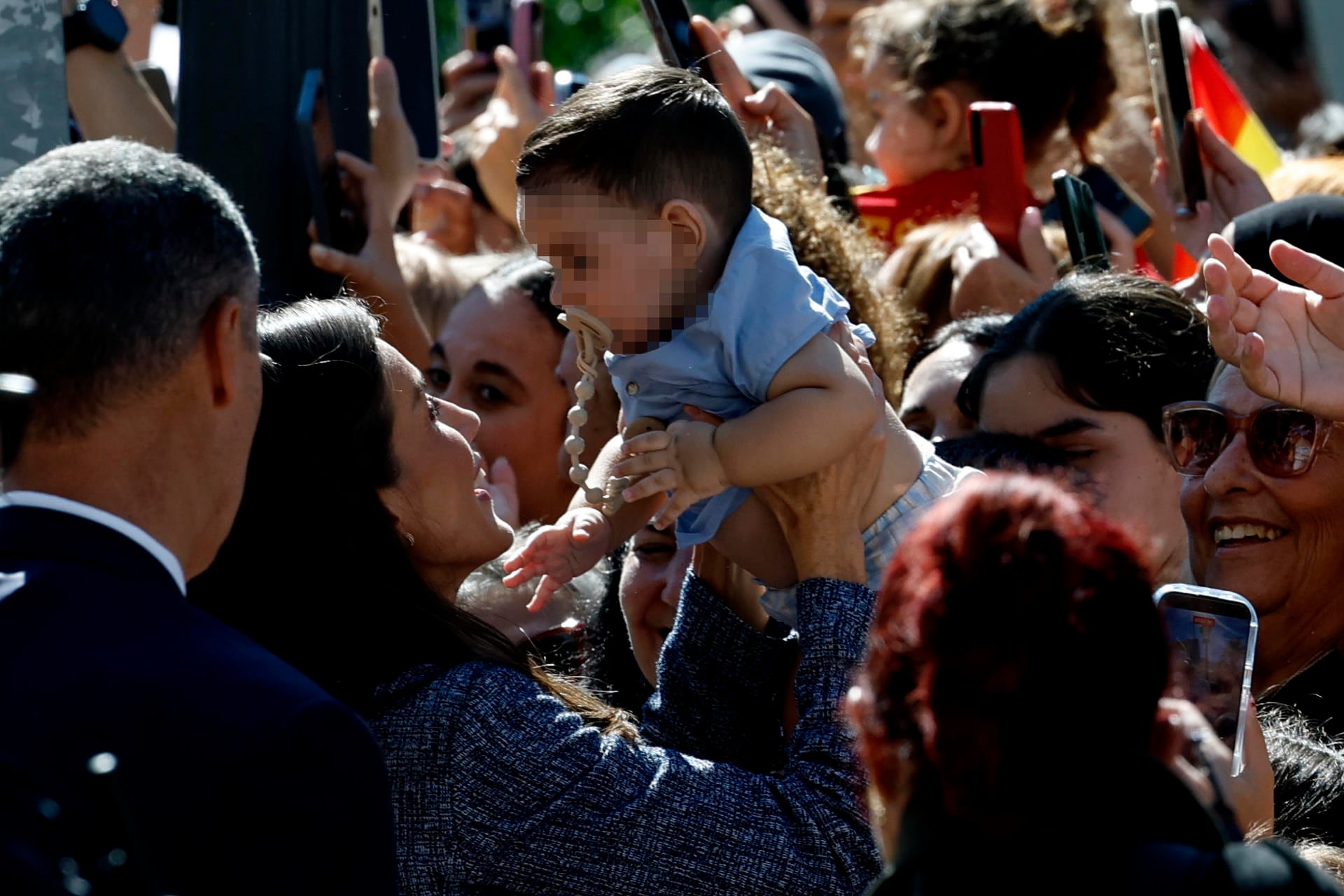 La reina Letizia y la complicidad con un bebé. (EFE/Chema Moya)