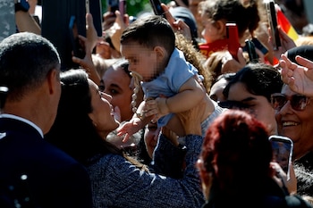 La reina Letizia y la complicidad con un bebé. (EFE/Chema Moya)