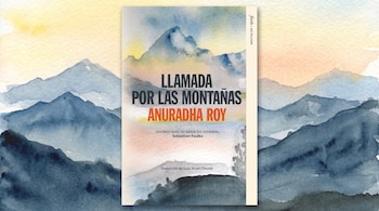 Libro titulado Llamada por las montañas de Anuradha Roy sobre un fondo ilustrado con montañas en técnica de acuarela.