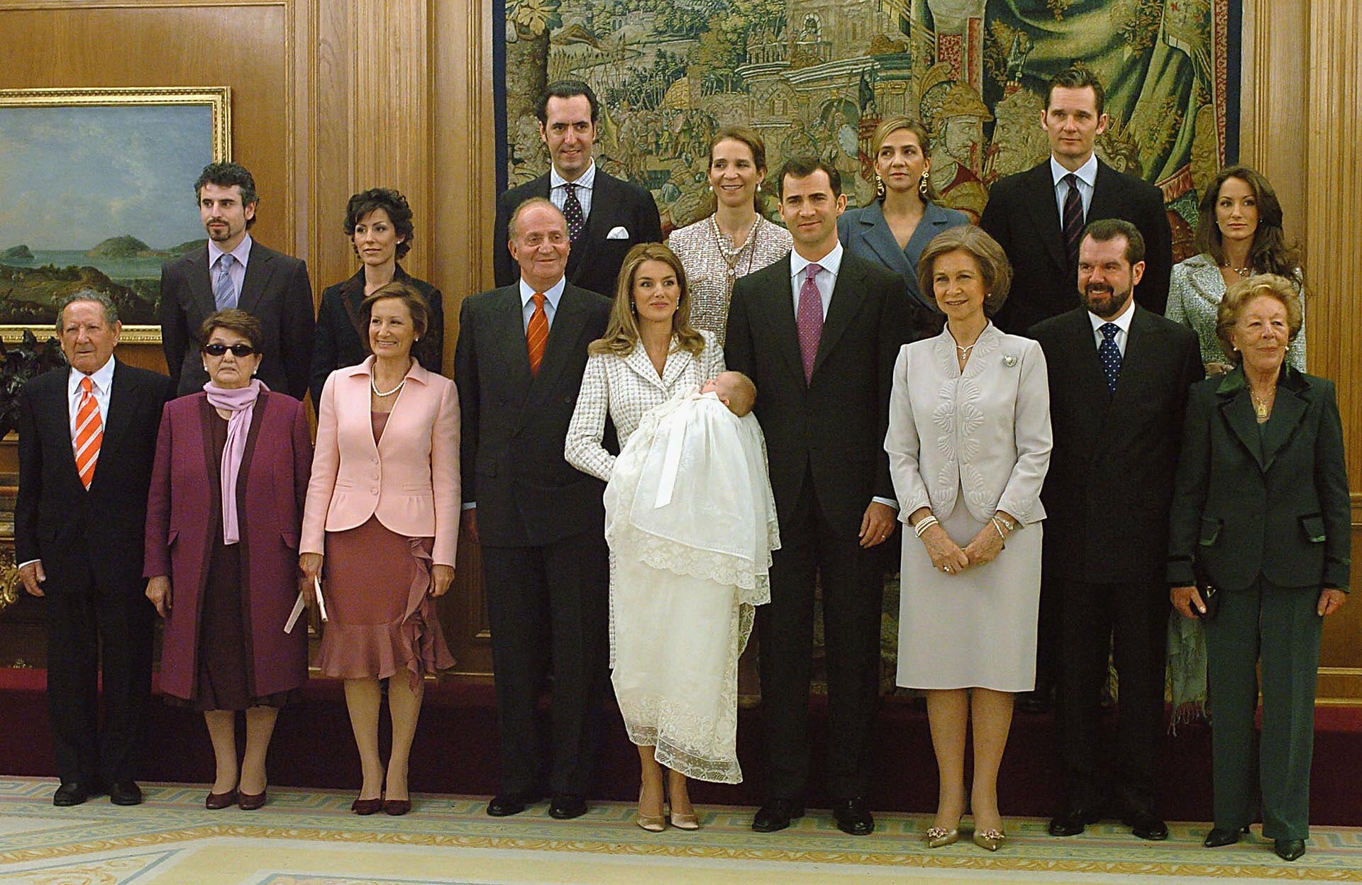 Foto de familia en el bautizo de la princesa Leonor, con los padres, hermanos y abuelos de Felipe VI y la reina Letizia (Imagen de archivo).