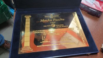 Placa que reconoce a Machu