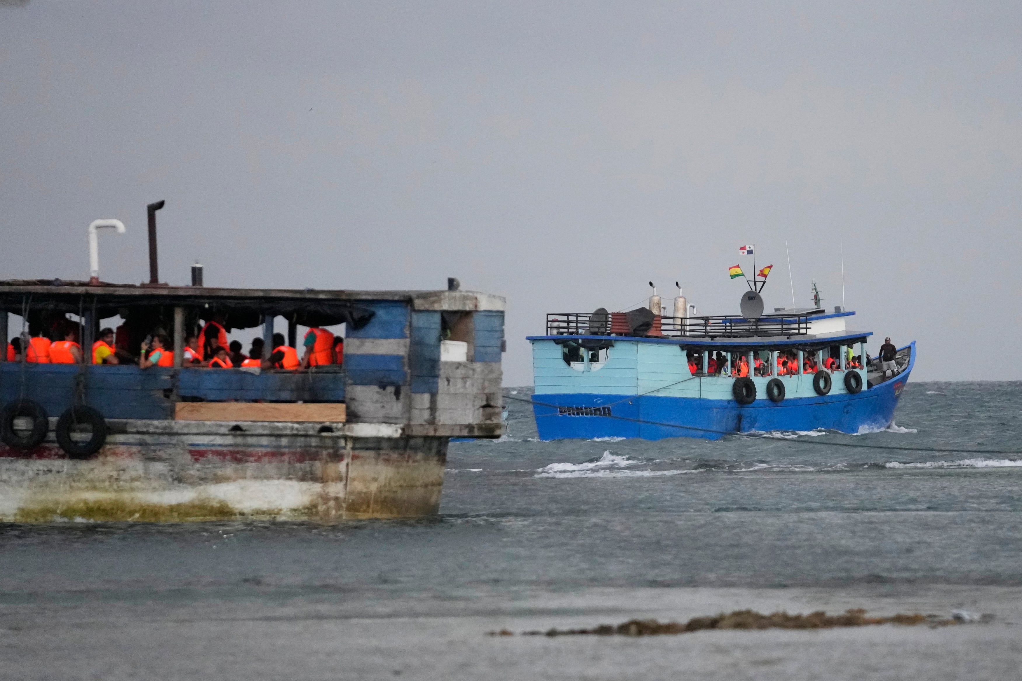 Puerto Miramar y Puerto Palenque han sido utilizados como lugares de embarque hacia la frontera colombiana, sin atravesar la selva del Darién. (AP Foto/Matías Delacroix)