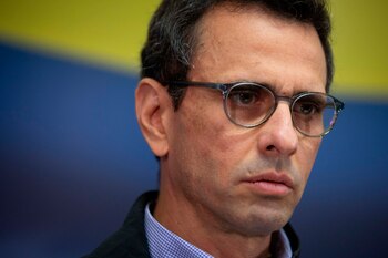 Imagen de archivo del opositor venezolano, Henrique Capriles, participa en una rueda de prensa en Caracas (Venezuela). EFE/RAYNER PEÑA R.
