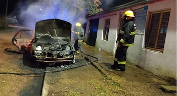 Así quedó el auto familiar tras ser prendido fuego (Gentileza: El Litoral)