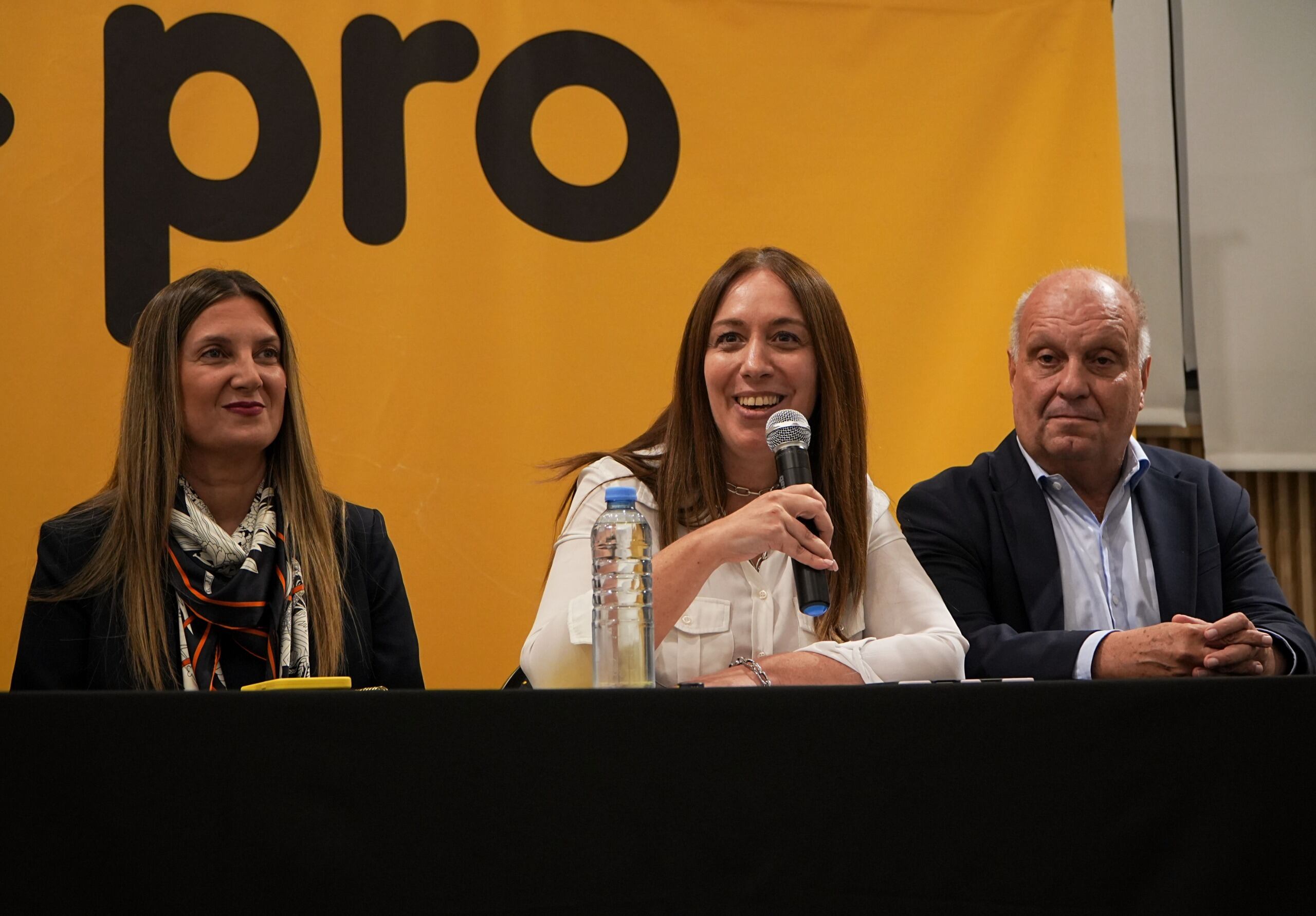 María Eugenia Vidal, jefa de campaña del PRO en CABA, con los candidatos Silvia Lospennato y Hernán Lombardi