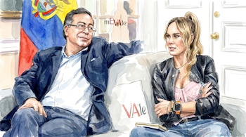 Ilustración en acuarela de Gustavo Petro y Eva Rey sentados en un sofá blanco, con Petro a la izquierda y la bandera de Colombia visible detrás de él.