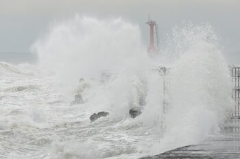 Las olas salpican mientras se