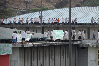 Fotografía de archivo del 14 de agosto de 2024 de un grupo de presos que protestan en la Cárcel Regional de Guayaquil, en Guayaquil (Ecuador). EFE/Jonathan Miranda