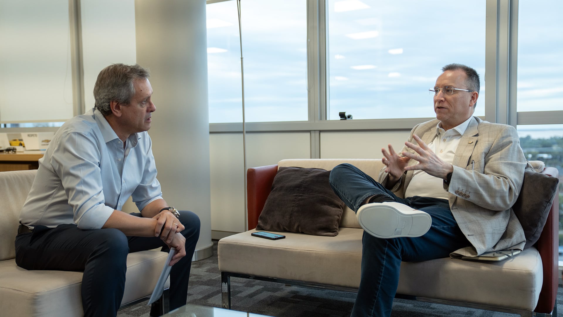 Thomas Owsianski dialogando con Infobae en las oficinas de GM Argentina. El ejecutivo alemán dijo que Chevrolet tiene la ventaja de producir autos en todo el mundo, incluyendo China. (General Motors Argentina)