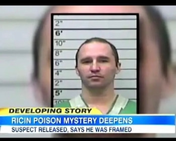 Imagen de pantalla de noticias mostrando el retrato policial de un hombre con un medidor de altura detrás, y texto que dice 'Misterio de veneno de ricina'