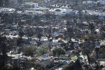 Casas e edifícios queimados após um recente incêndio florestal em uma comunidade no oeste americano (MANDEL NGAN/Pool via REUTERS)