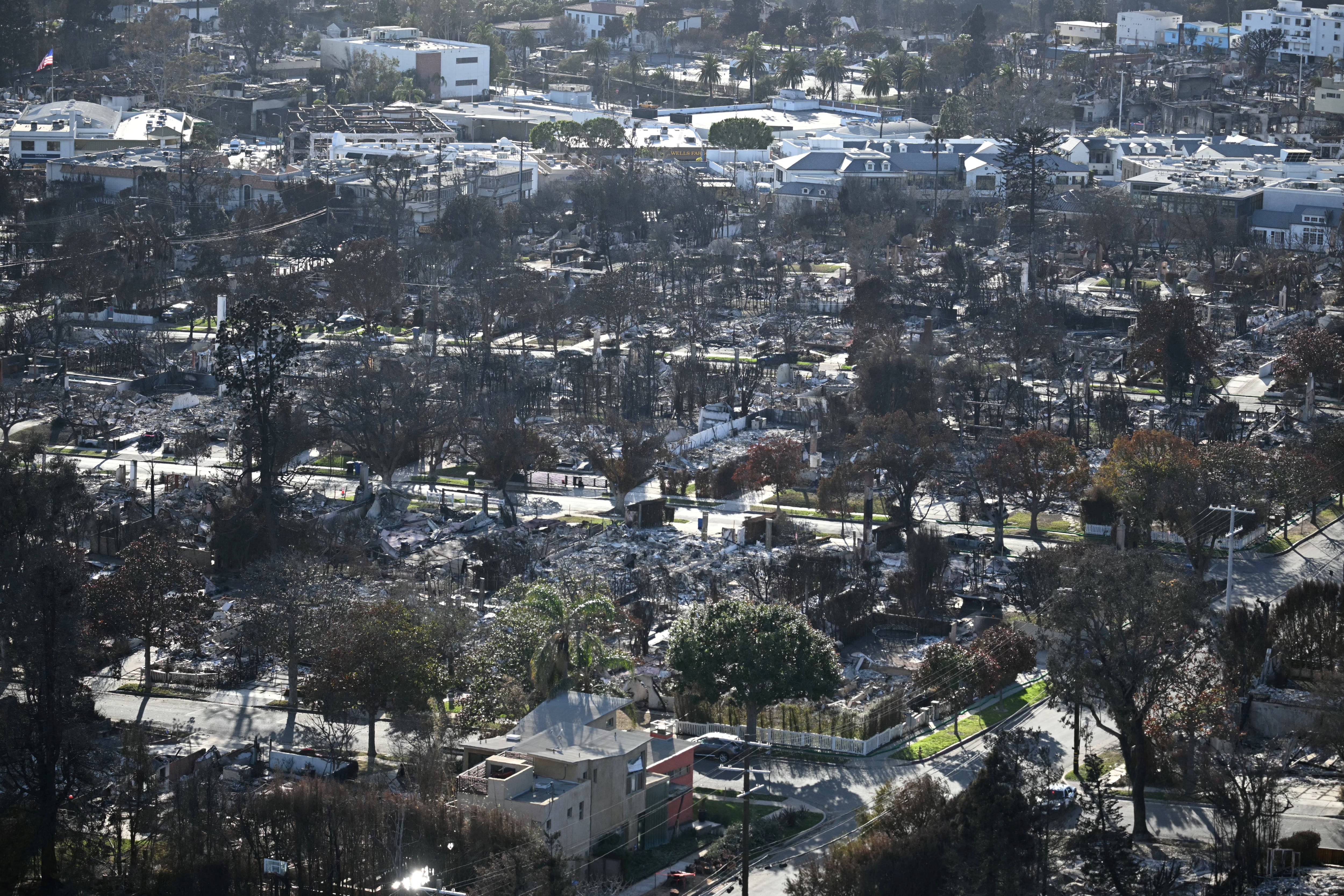 Viviendas y estructuras calcinadas tras el paso de un incendio forestal reciente en una comunidad del oeste estadounidense (MANDEL NGAN/Pool via REUTERS)