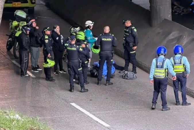 Un automóvil particular colisionó contra la motocicleta que conducía el uniformado de 33 años de edad - crédito X