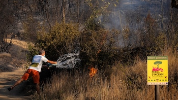 El incendio en La Bisbal de l’Empordà (Girona) quema una casa y una masía: los vecinos continúan confinados