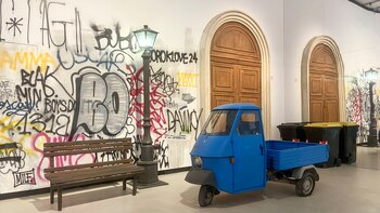 Roma, según Dante Ferretti: una exposición mezcla la ciudad “que una vez fue” y la actual llena de arte y basura
