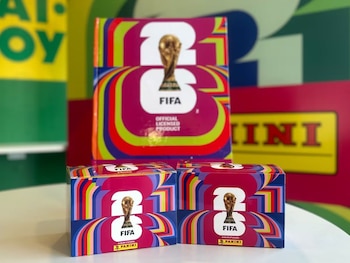 Varias cajas del Álbum Panini 2026 y paquetes de figuritas, con el logo del trofeo de la FIFA, apiladas sobre una superficie blanca