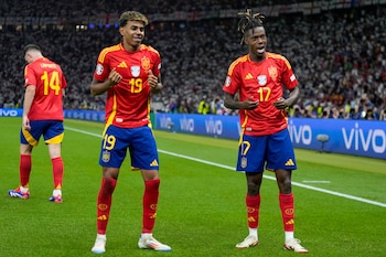 Lamine Yamal y Nico Williams, estrellas de la Selección Española. (AP Foto/Matthias Schrader)