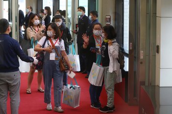 Los viajeros ingresan a la