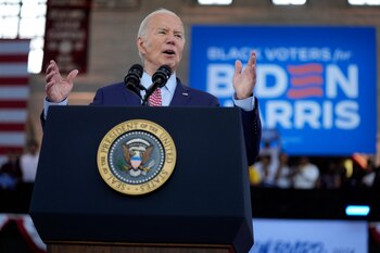 El presidente estadounidense Joe Biden en un acto de campaña en Girard College (AP Foto/Evan Vucci)