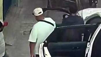 La explosión dejó numerosos billetes dentro y fuera del establecimiento; parte fue colocada en la camioneta. (Captura de pantalla)