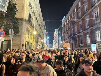 Decenas de personas marchan hacia el Congreso tras conocer la muerte de Maricarmen. (Ana Ferrer/Imagen cedida)