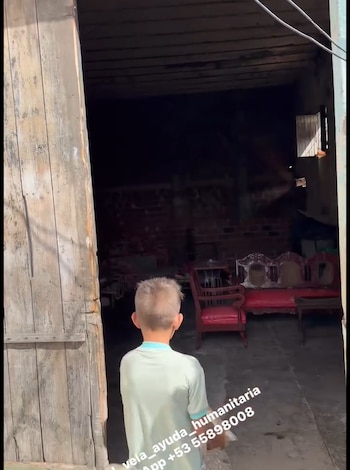 La familia de Ezequiel vive en un antiguo almacén en Camposanto, sin divisiones adecuadas y con riesgo de derrumbe. (Captura de video de David Vela)