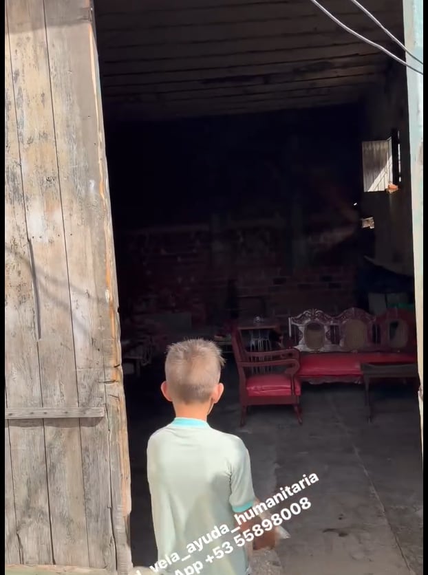 La familia de Ezequiel vive en un antiguo almacén en Camposanto, sin divisiones adecuadas y con riesgo de derrumbe. (Captura de video de David Vela)
