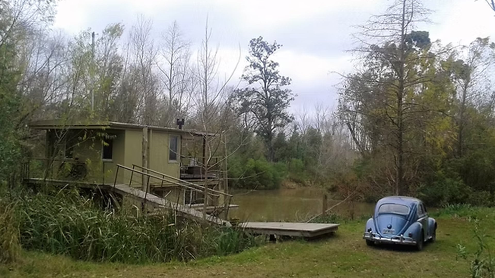 Foto panorámica de la casa flotante de Aníbal, desde la orilla