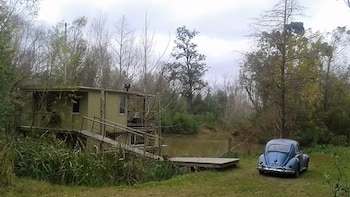 El aficionado a la náutica que vivió temporalmente en su velero hasta que construyó una casa flotante en el delta del Dique Luján
