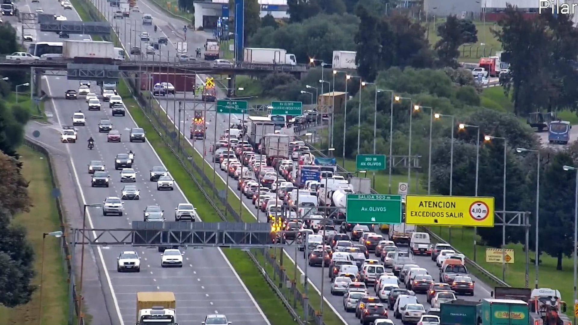 Un camión volcó su container tras chocar contra un puente en la Autopista Panamericana, provocando extensas demoras y un importante despliegue de equipos de emergencia.