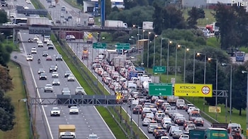 Corte total en Panamericana: un camión chocó contra un puente y volcó un container