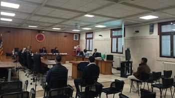 Un hombre acusa a dos