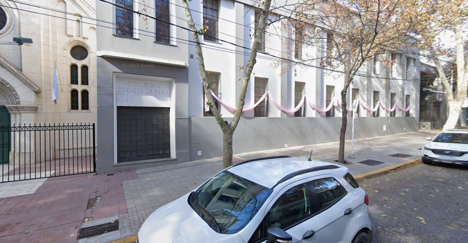 La policía activó un estricto protocolo de seguridad y estableció un perímetro en el colegio ubicado en calle Coronel Rodríguez al 800