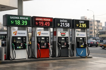 Cuatro surtidores de combustible en una estación de servicio con pantallas digitales que muestran precios de gasohol, diésel y GNV en Lima, Perú.