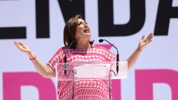 Xóchitl Gálvez firma documento a