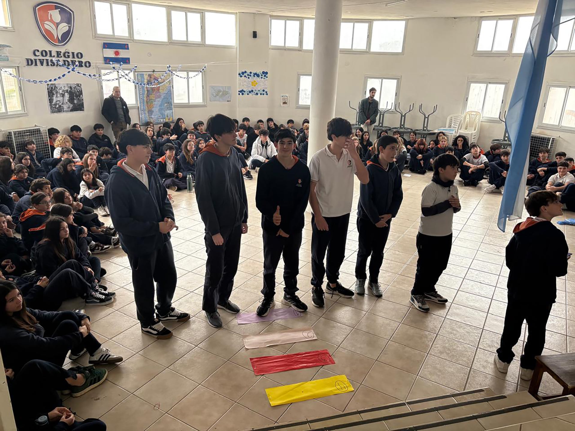 Al Divisadero asisten más de 400 alumnos; la mitad cursa la secundaria. “Cuando decidimos restringir el uso de los teléfonos en las aulas, los más grandes fueron los que mostraron mayor resistencia”, cuenta su directora