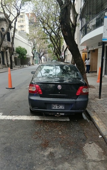 El arma fue secuestrada en el interior de un Fiat Siena negro, estacionado frente al local al momento del hecho