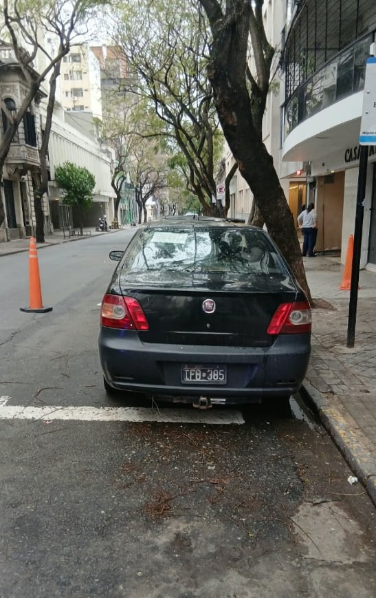 El arma fue secuestrada en el interior de un Fiat Siena negro, estacionado frente al local al momento del hecho